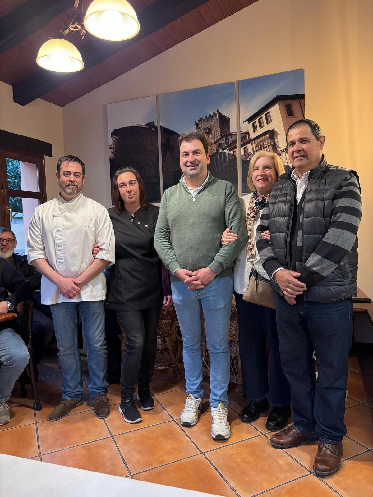 Sergio García y Cristina Pastur, a la izquierda, con Sergio Hidalgo y Gustavo y Vidalina Fernández, en la reinauguración de la confitería.
