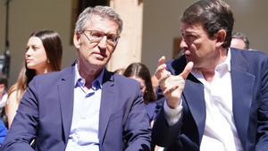 El presidente del Partido Popular, Alberto Núñez Feijóo (i), y el presidente de la Junta de Castilla y León, Alfonso Fernández Mañueco (d), conversan a su llegada a una reunión para abordar la EBAU única, a 1 de julio de 2024, en Salamanca.