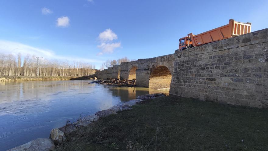 El Mitma retirará desde mañana los troncos acumulados en el puente sobre el río Esla, en Castrogonzalo