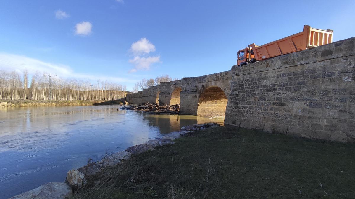 Aspecto que presentaba ayer el puente de piedra de Castrogonzalo.