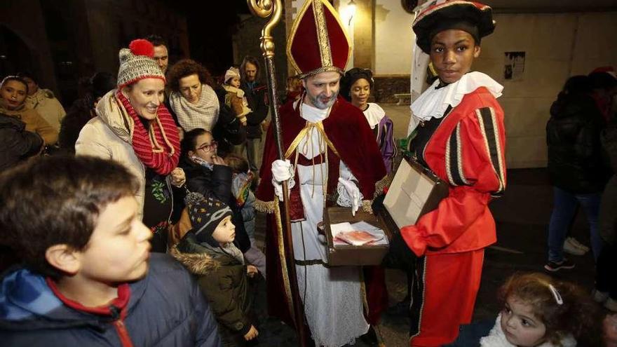 Los niños entregan sus cartas a San Nicolás en Carlos Lobo