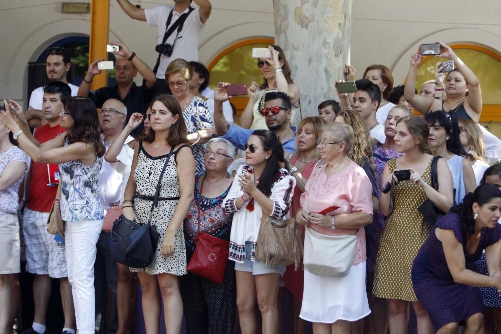 La cantante Gloria Gaynor visita el colegio público Luis Vives de Valencia