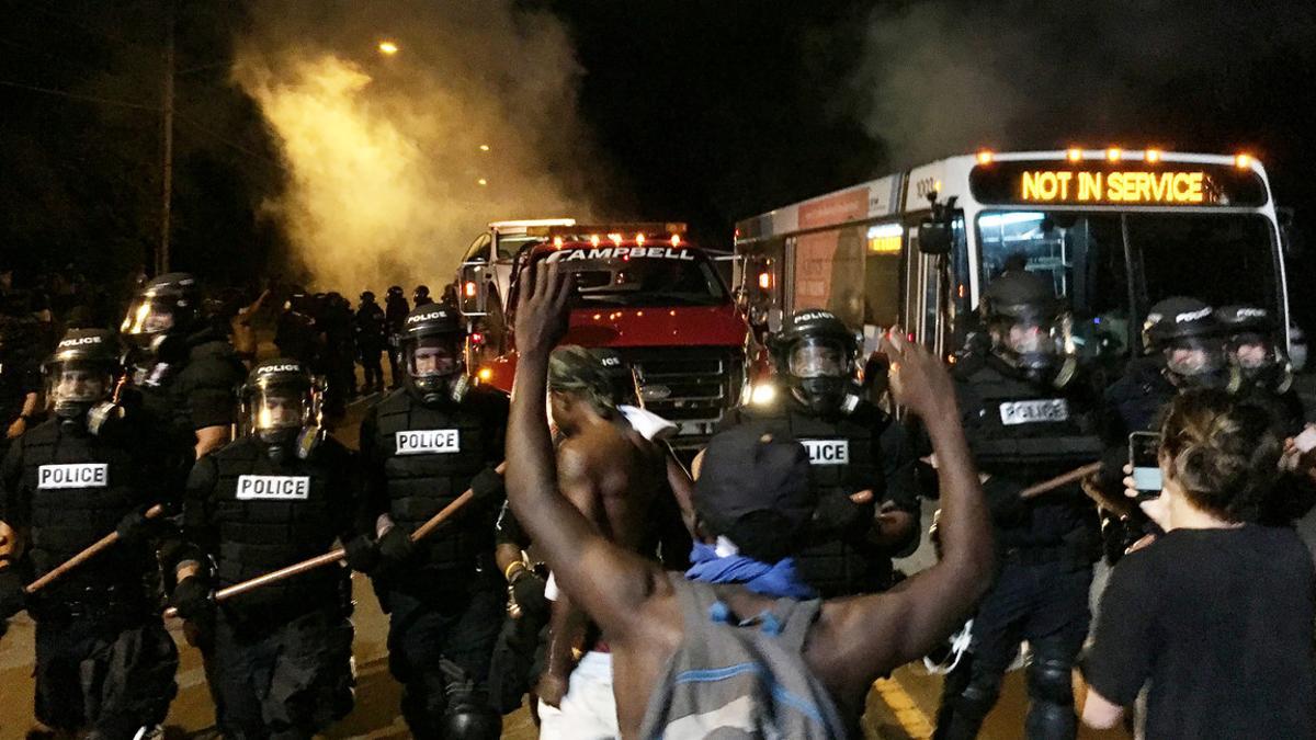 Los manifestantes han bloqueado la carretera durante la protesta por la muerte de Keith Lamont Scott, en Charlotte.