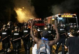 Al menos 12 policías heridos en disturbios tras la muerte de un negro en Charlotte