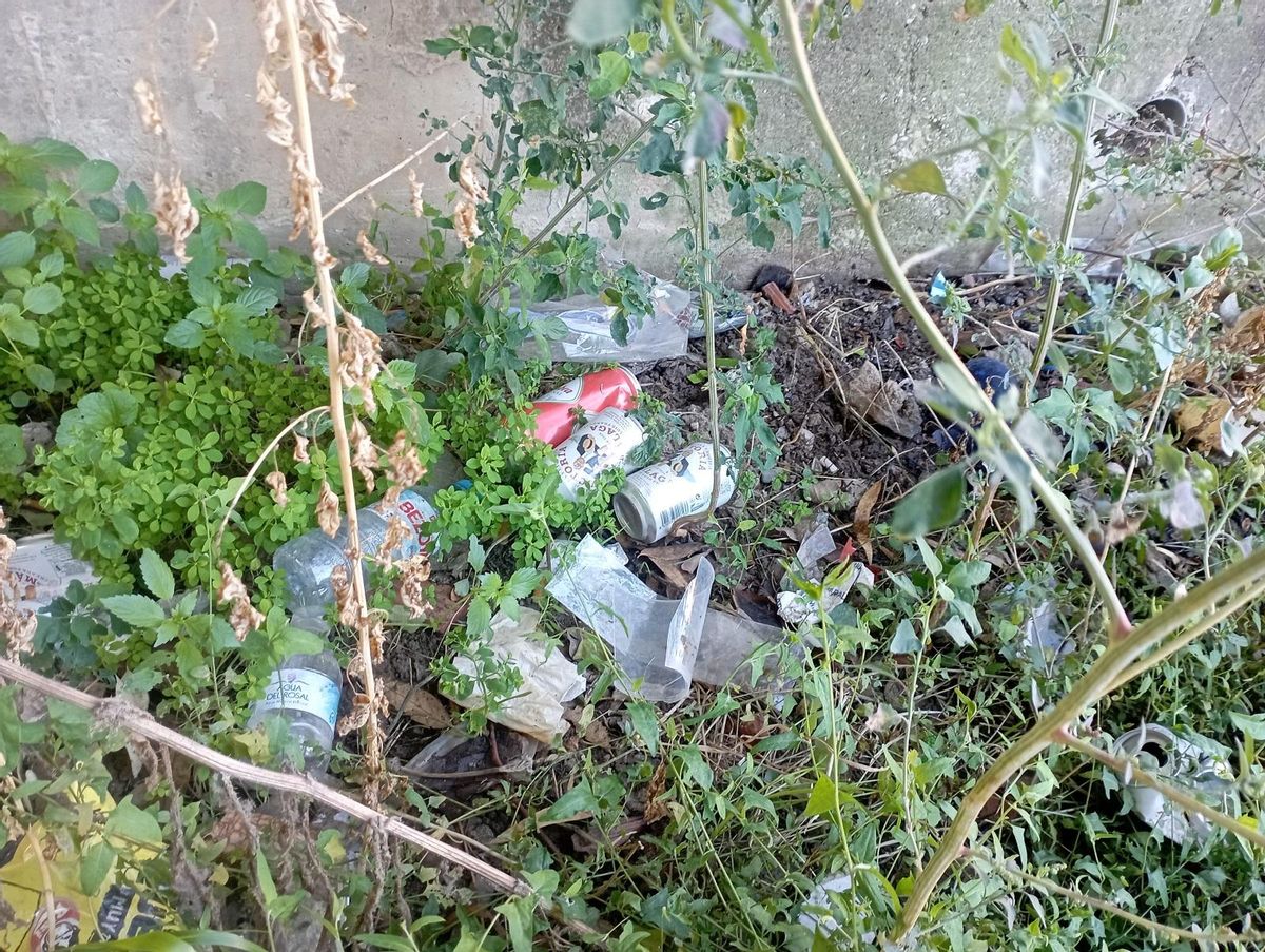 Detalle de basura en el Guadalmedina al pie del estadio de fútbol.