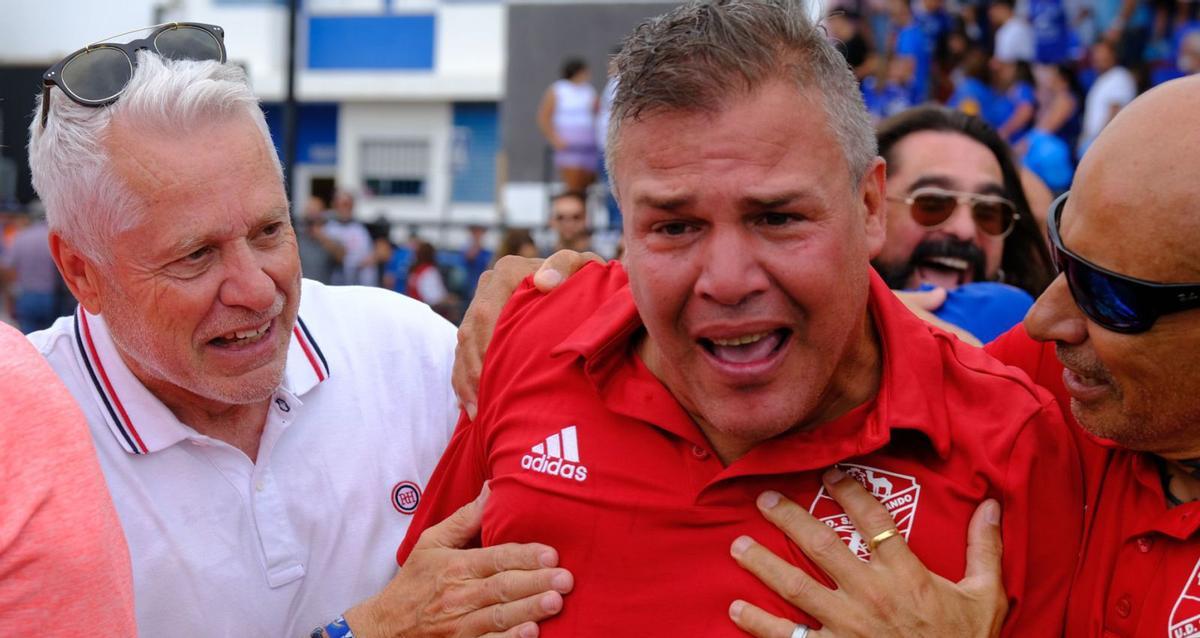 El entrenador de la UD San Fernando, Juan Carlos Socorro, es felicitado por la afición sureña al certificar el ascenso a Segunda RFEF.