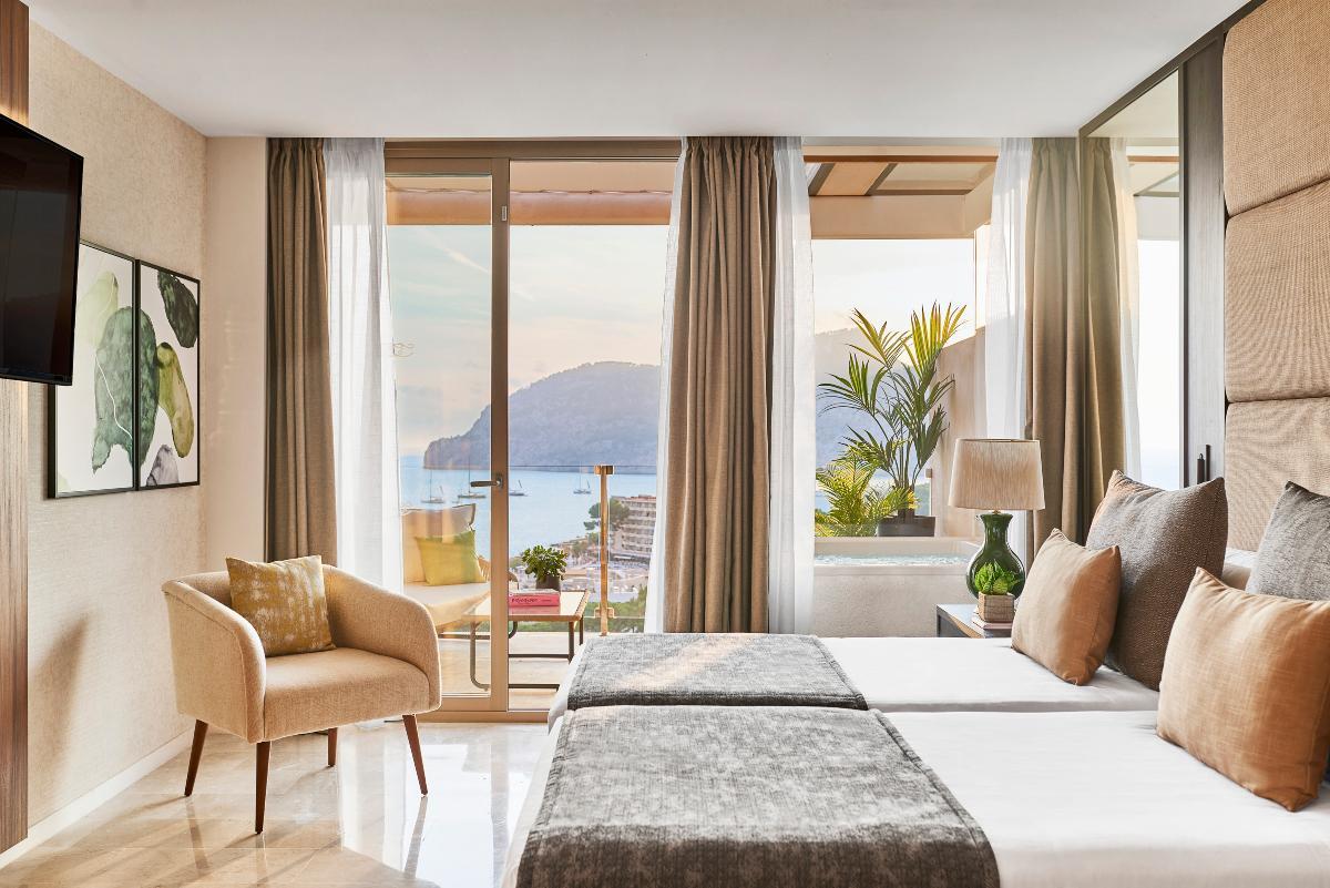 Zafiro Palace Andratx cuenta con 304 suites decoradas con elementos típicos de carácter mallorquín.