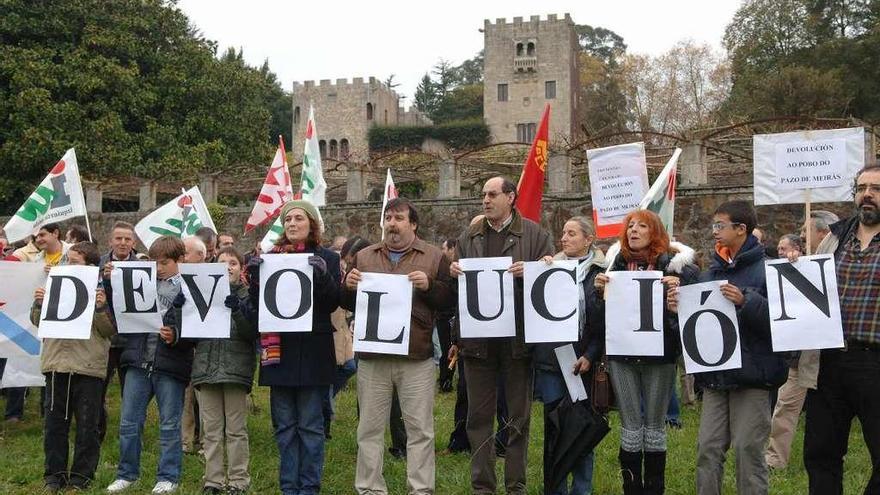 Protesta en 2011 para exigir la devolución gratuita del pazo de Meirás.