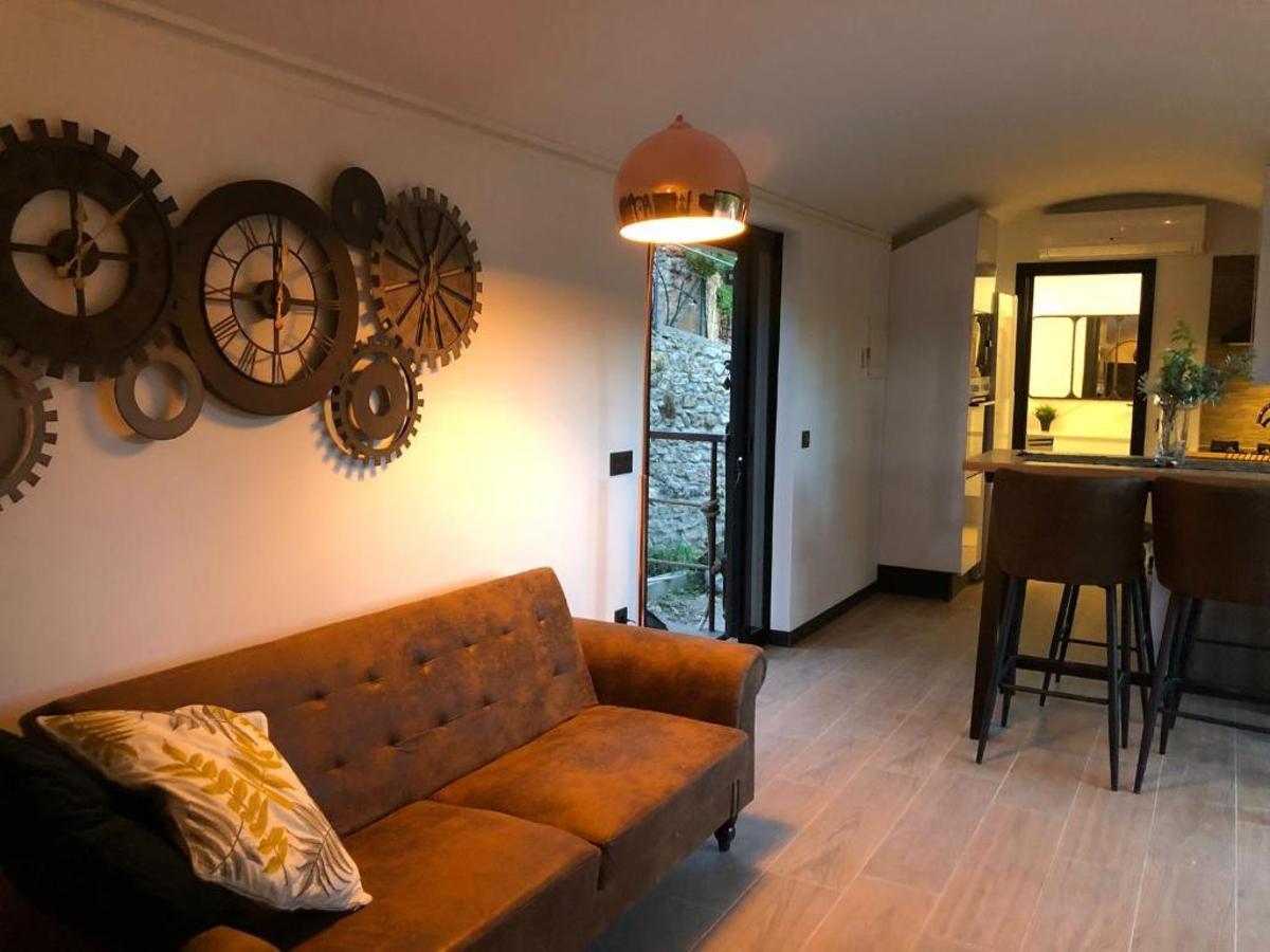 Un vagón de tren de mercancías y un helicóptero: alojamientos insólitos en Casas Altas