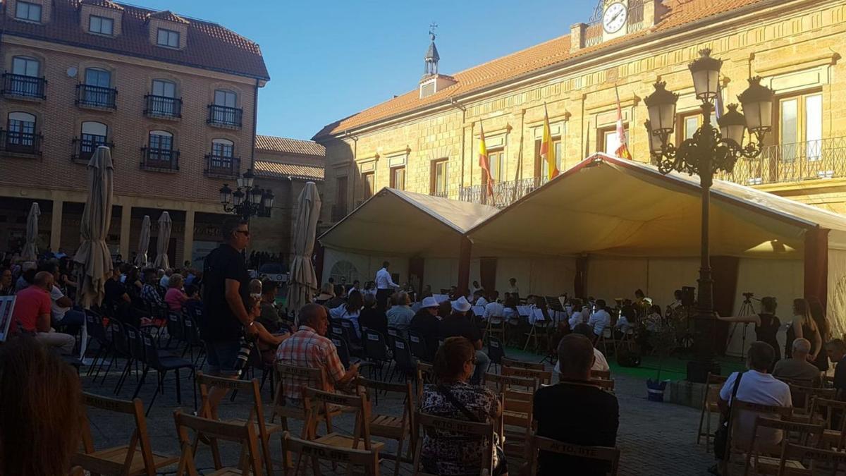 Plaza Mayor de Benavente durante la actuación de la Banda de Música de Arca.