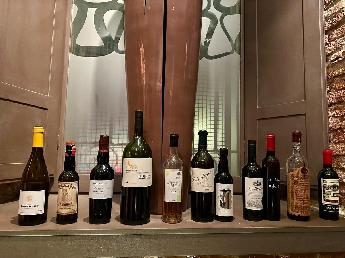 Cristian Sallenave, sumiller del Corral de la Morería, guía el maridaje copa a copa con finos, manzanillas y joyas de crianza histórica.