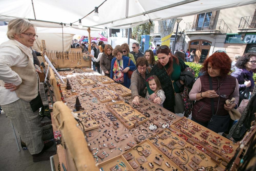 Ein sonniger Tag lockte viele Besucher an die Marktstände mit überwiegend regionalen Produkten und Handwerks-Vorführungen.