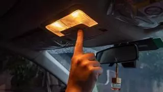 ¿Es legal conducir con la luz interior del coche encendida? La DGT aclara las posibles multas