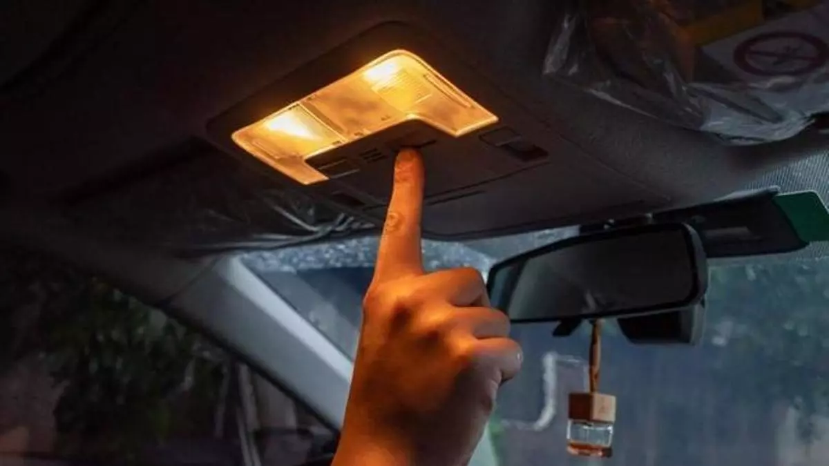 ¿Es legal conducir con la luz interior del coche encendida? La DGT aclara las posibles multas