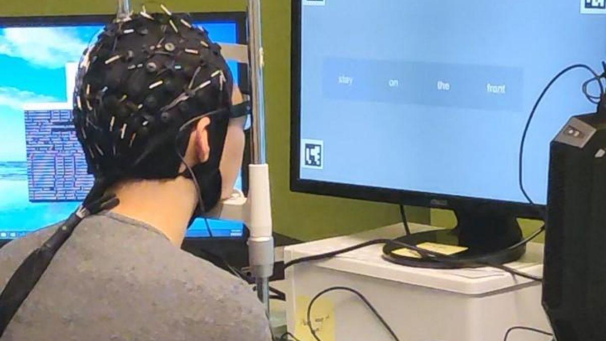 Un investigador prueba la nueva tecnología de “lectura de mentes”.