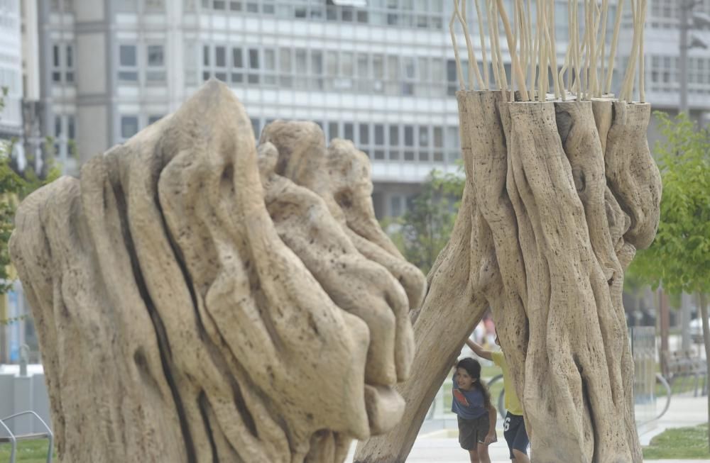 La exposición 'Ao carón do mar' reúne obras de cinco escultores en la dársena de La Marina