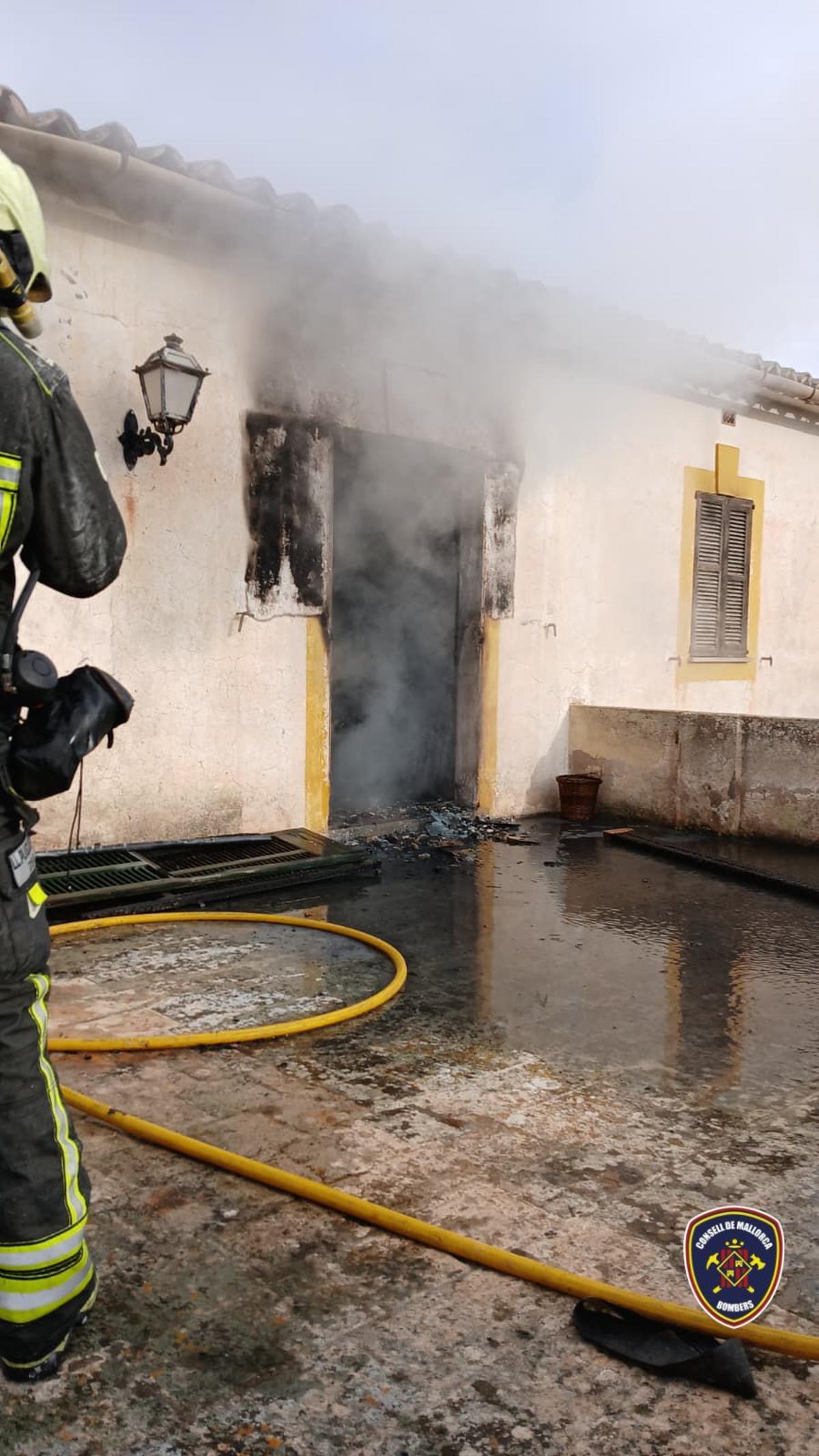 Una mujer ha resultado herida al saltar de un primer piso de una casa de campo incendiada en Llucmajor