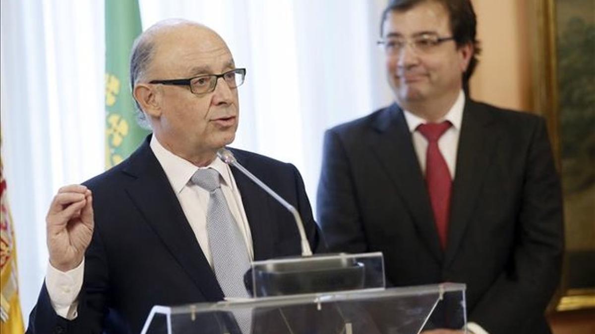 El ministro de Hacienda y Administraciones Públicas, Cristóbal Montoro, en presencia del presidente de la Junta de Extremadura, Guillermo Fernández Vara, este miércoles.