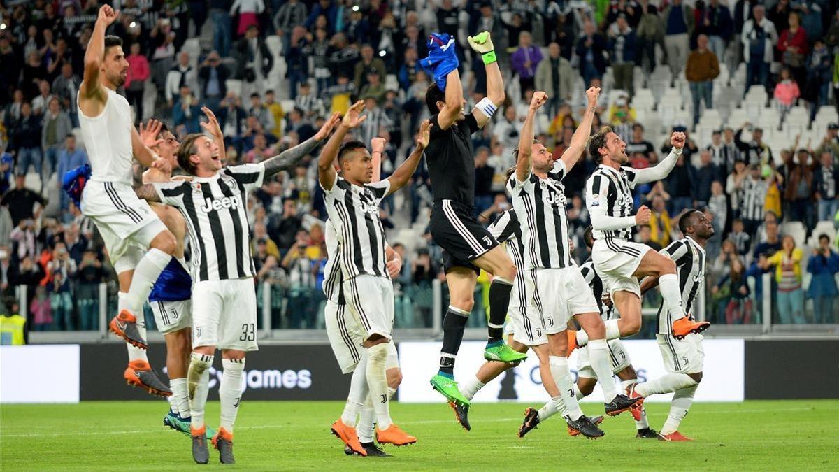 Los jugadores de la Juventus festejan su triunfo ante el Bolonia.