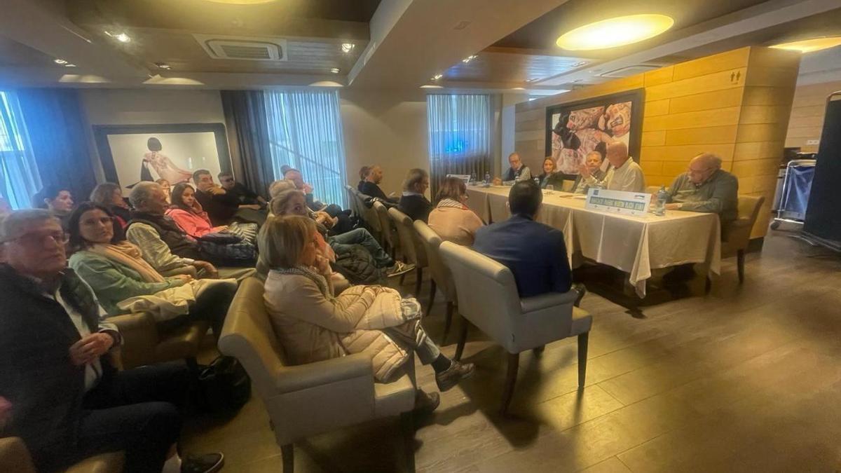 L'última reunió de veïns dels blocs afectats al passeig Marítim de Platja d'Aro.