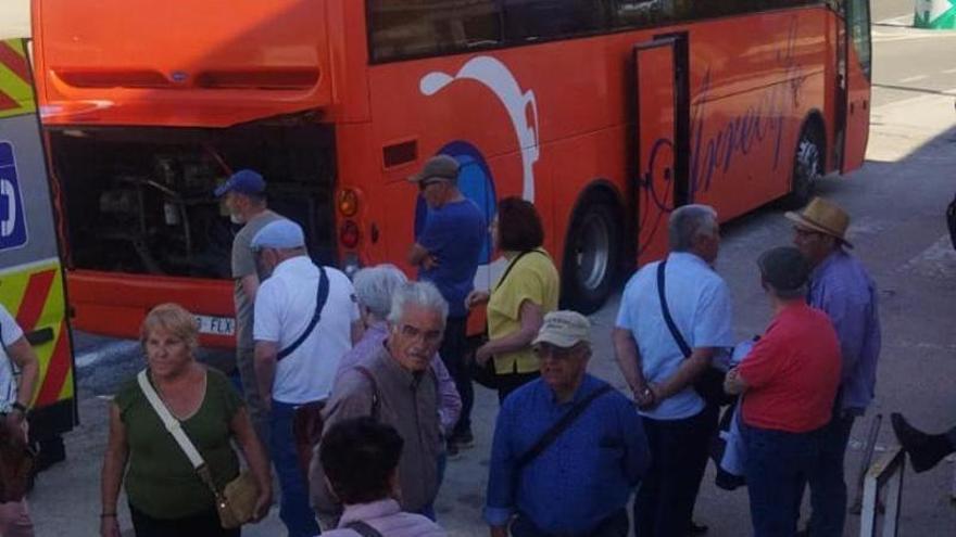 Abandonados en la carretera: un autobús averiado del Imserso deja tirados a más de 50 mayores que regresaban a Murcia