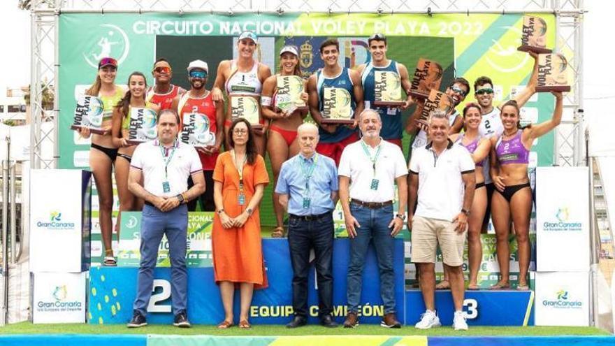 Las mejores parejas de la competición celebrada en Las Alcaravaneras, en el podio ayer con sus trofeos.