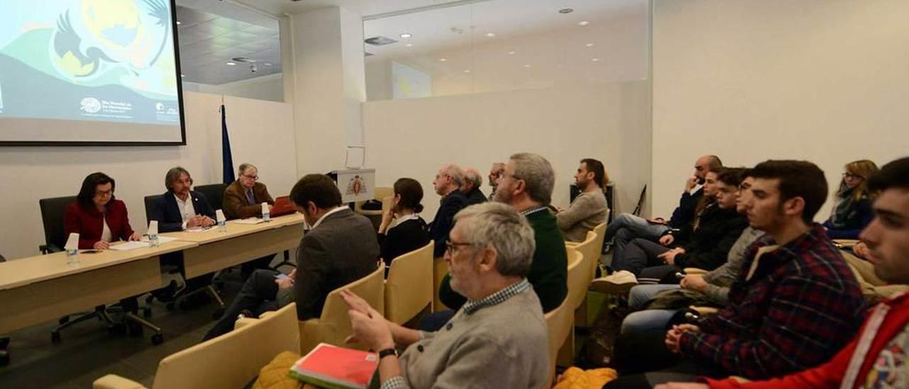 María Jesús Álvarez, José Ramón Obeso y el investigador Tomás Díaz, en el salón de actos.