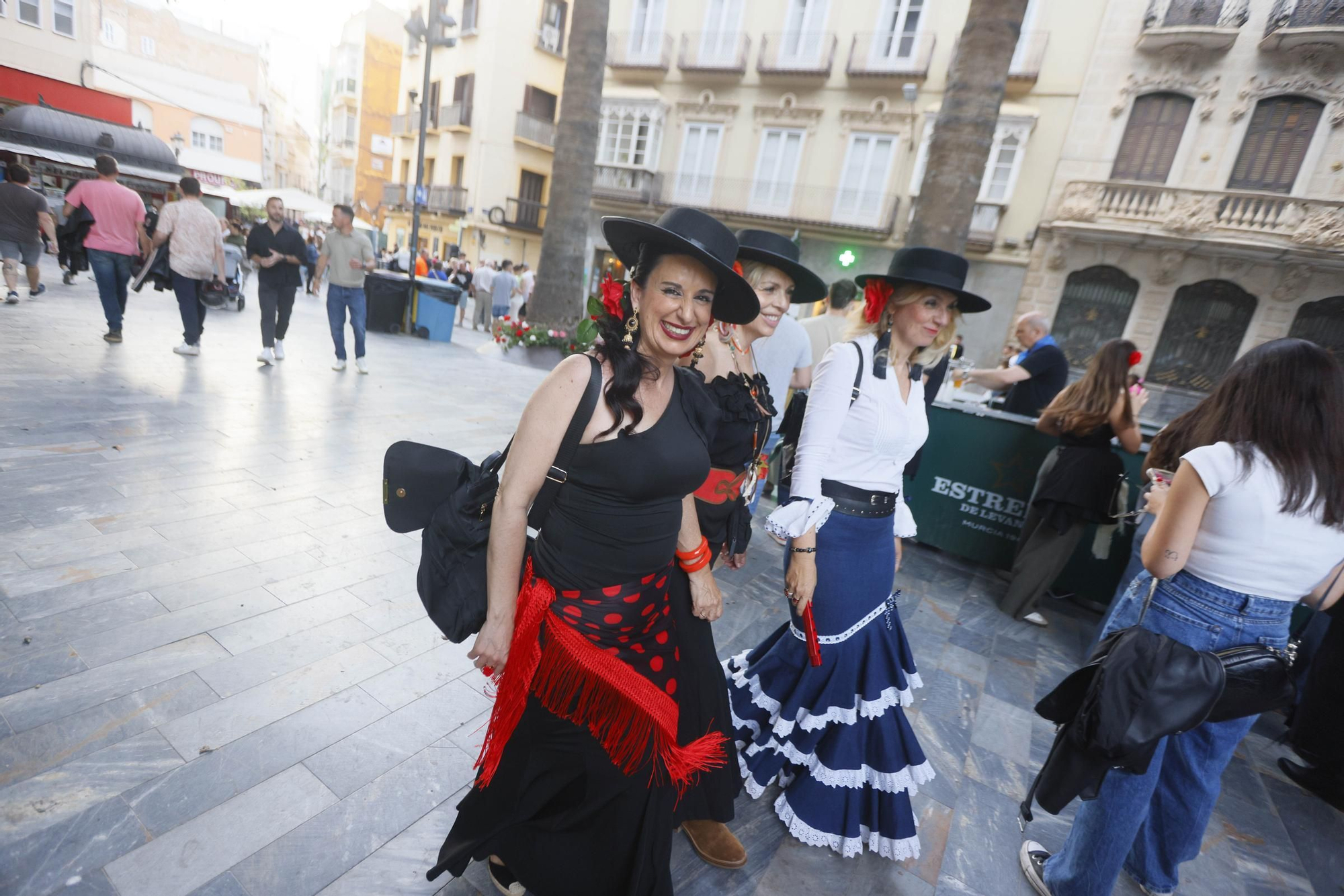 Ambiente durante el viernes por la tarde en las Cruces de Mayo de Cartagena