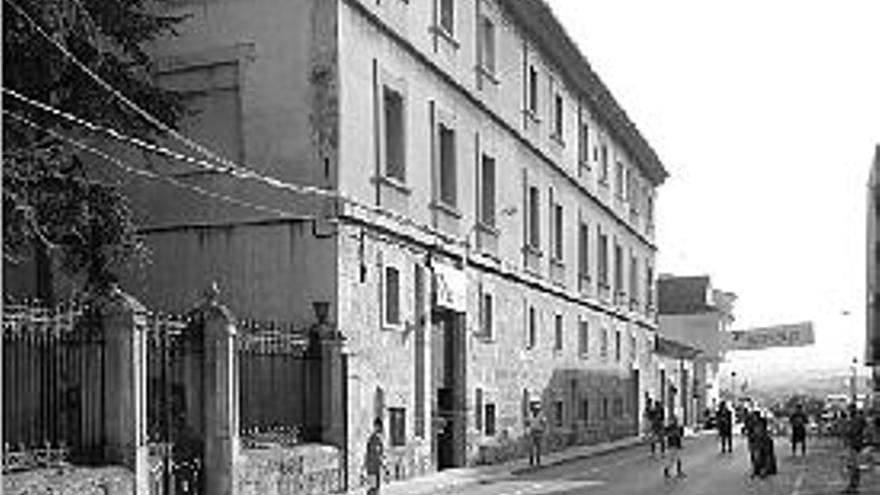 fachada. Puerta de entrada del antiguo hospital de Segorbe.