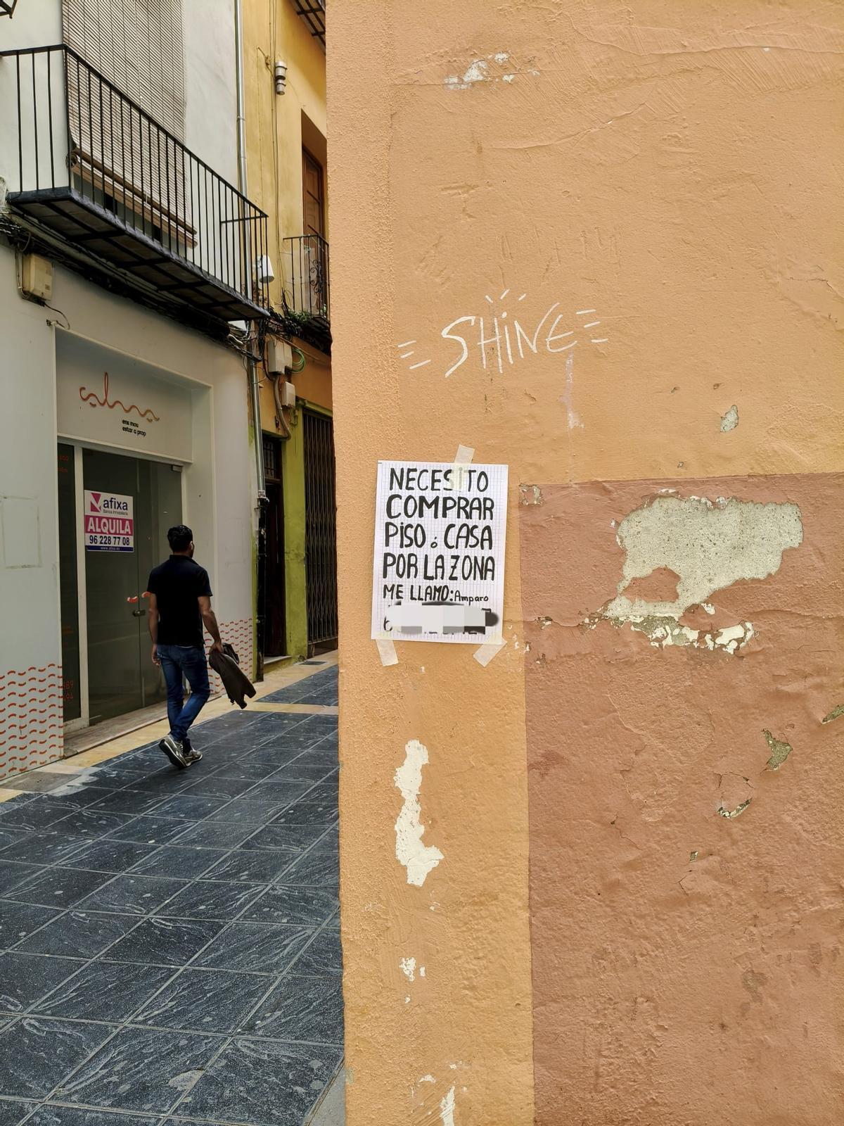 Uno de los carteles que ha aparecido de forma reciente en algunas calles del casco antiguo de Xàtiva.