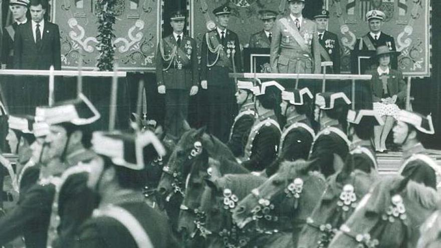 Los Reyes y Felipe González presiden el desfile del Día de las Fuerzas Armadas en A Coruña en junio de 1985.