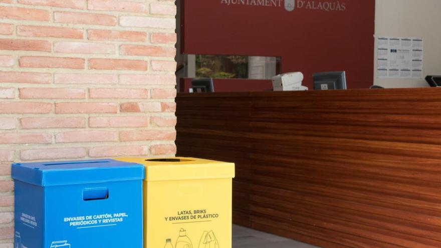 Alaquàs instala más de 60 papeleras de reciclaje en sus edificios