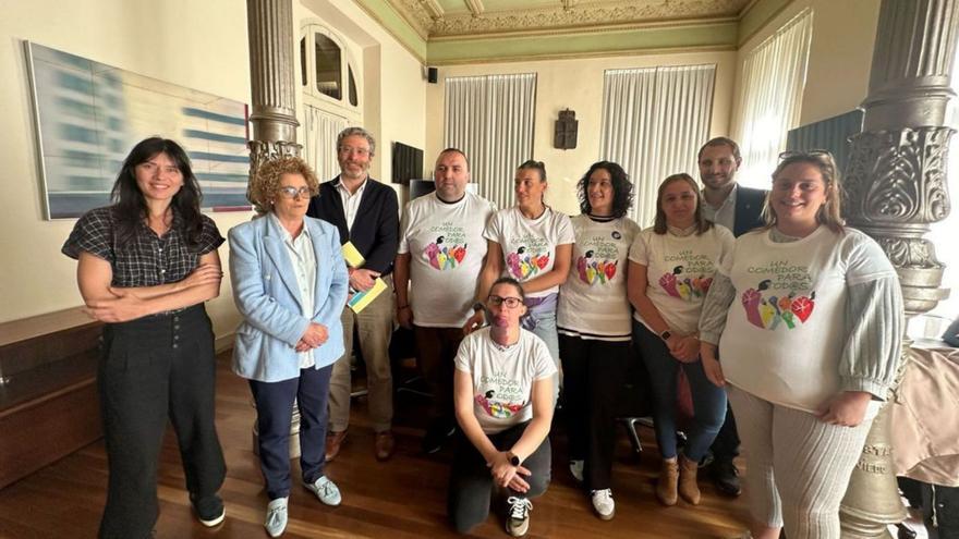 Por la izquierda, Tuero, García, Jové y Pumares (detrás) con los padres, ayer en la Junta General. | LNE