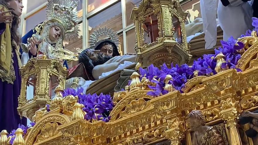 Trono del Cristo Yacente de la Paz y la Unidad, de Monte Calvario, en la calle Granada