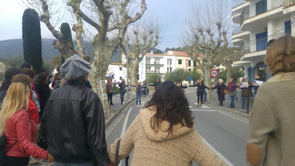 Cadaqués ajorna la tala dels plataners