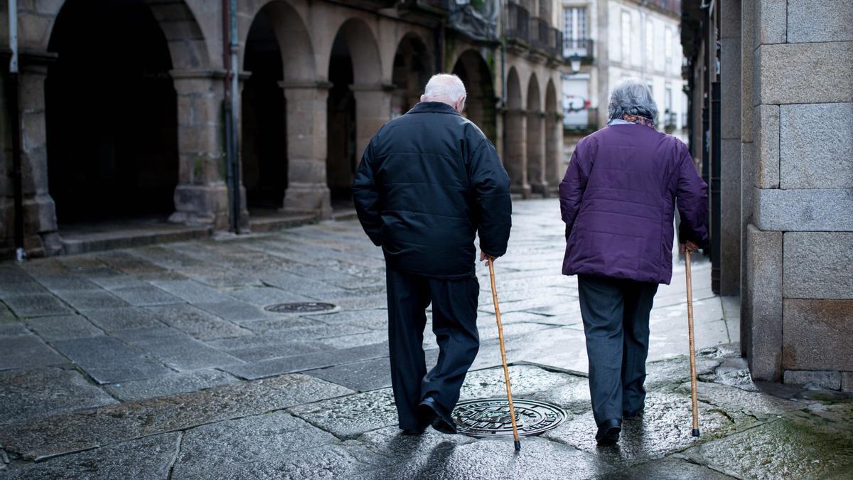 Una pareja de personas mayores en Ourense (archivo).