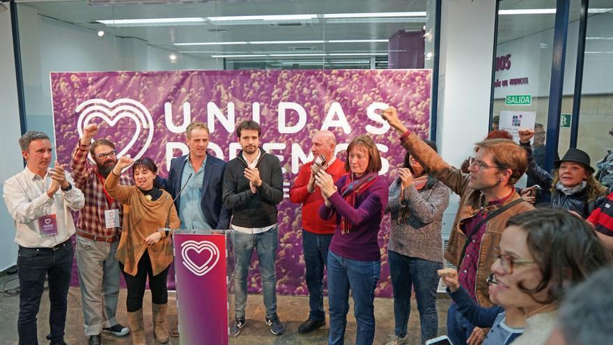 Sánchez Serna, en el centro, acompañado de compañeros de Unidas Podemos.