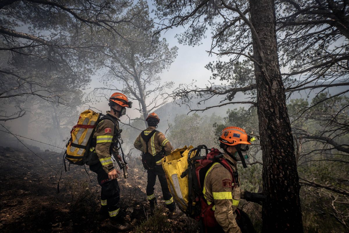 Dentro del incendio en Baix Ebre: los bomberos trabajan a contra reloj en el incendio forestal en Paüls