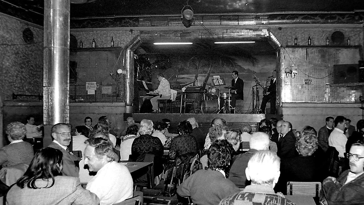 Interior del café cantante El Plata, 1987