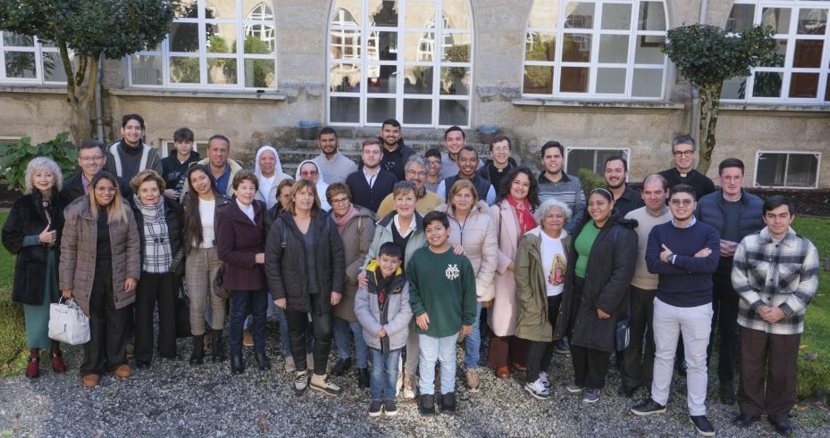 Varios chavales disfrutan del almuerzo grupal.