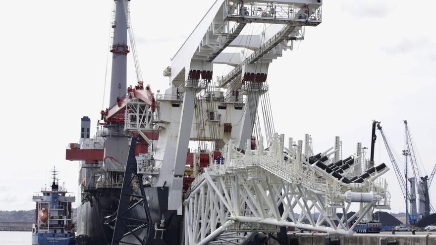 El mayor barco que llega a Gijón concluye la carga de 43 kilómetros de tubería para un gasoducto en el Golfo de México