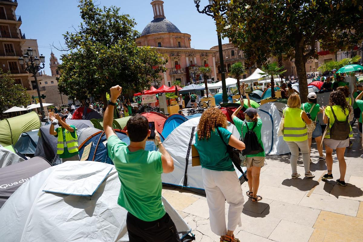 Docentes en huelga y organizadores de la fiesta del Corpus conviven en la plaza de la Virgen