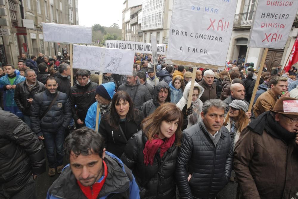 Miles de marineros protestan en Galicia para defen