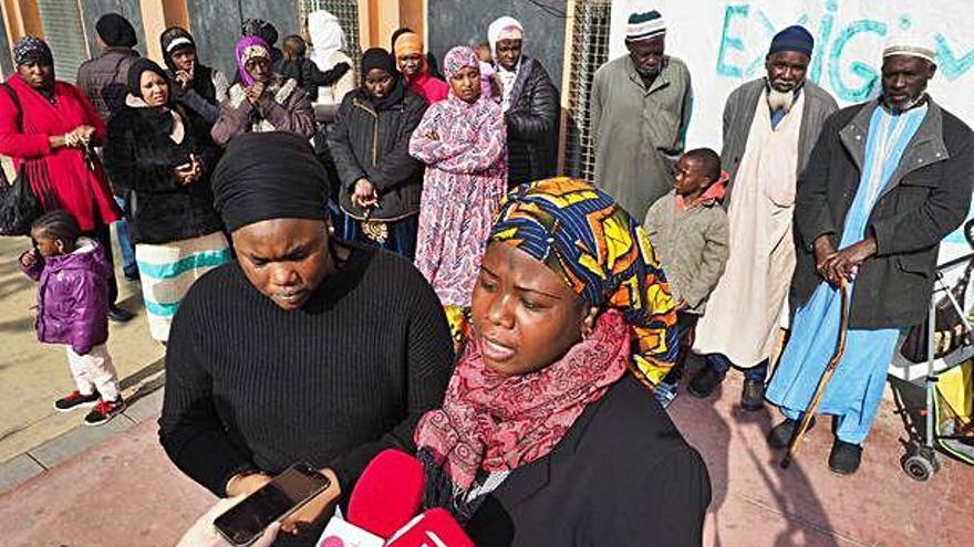 Mariama Sidibe Ba i la portaveu de la PAH de Banyoles, Dialla Diarra, ahir al matí en la lectura del manifest de la campanya.