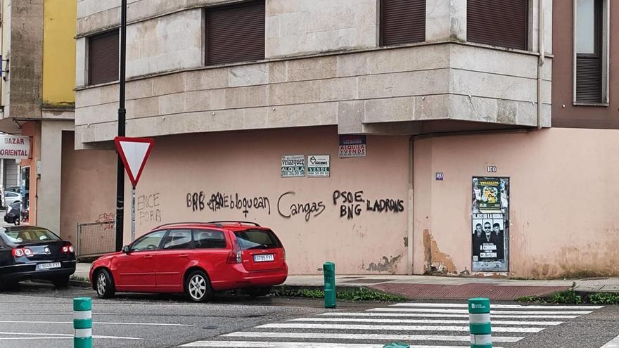 Pintadas contra el gobierno en la avenida de Bueu.