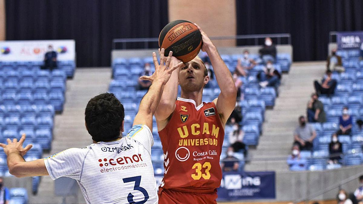 Conner Frankamp, del UCAM Murcia CB, ejecutando ayer un lanzamiento ante Ozmirak.  | ACB PHOTO / A. BAÚLDE