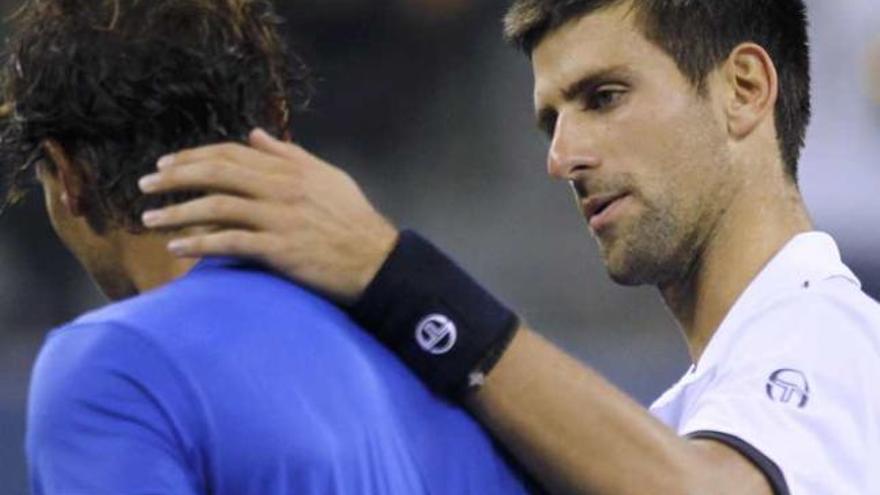 Djokovic consuela a Nadal tras ganarle en la final.