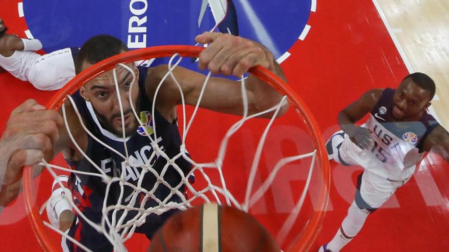 Gobert machaca el aro de Estados Unidos.