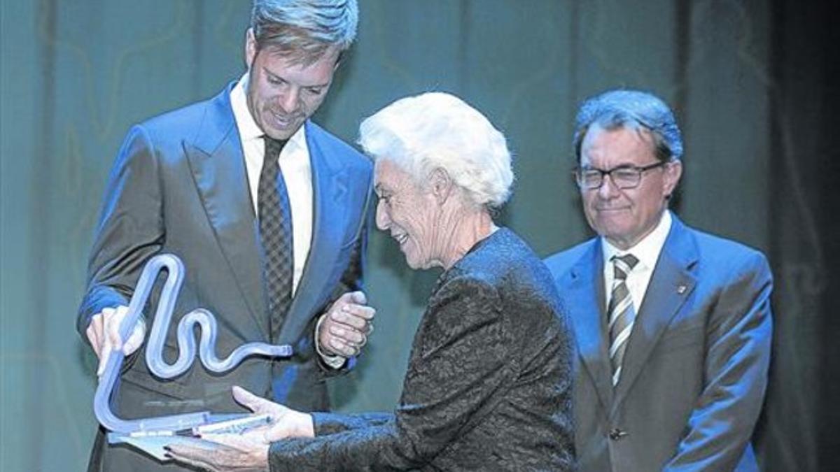 La oceanógrafa Josefina Castellví, ganadora de la última edición, recoge el premio de manos del 'president' Mas y de Antonio Asensio.