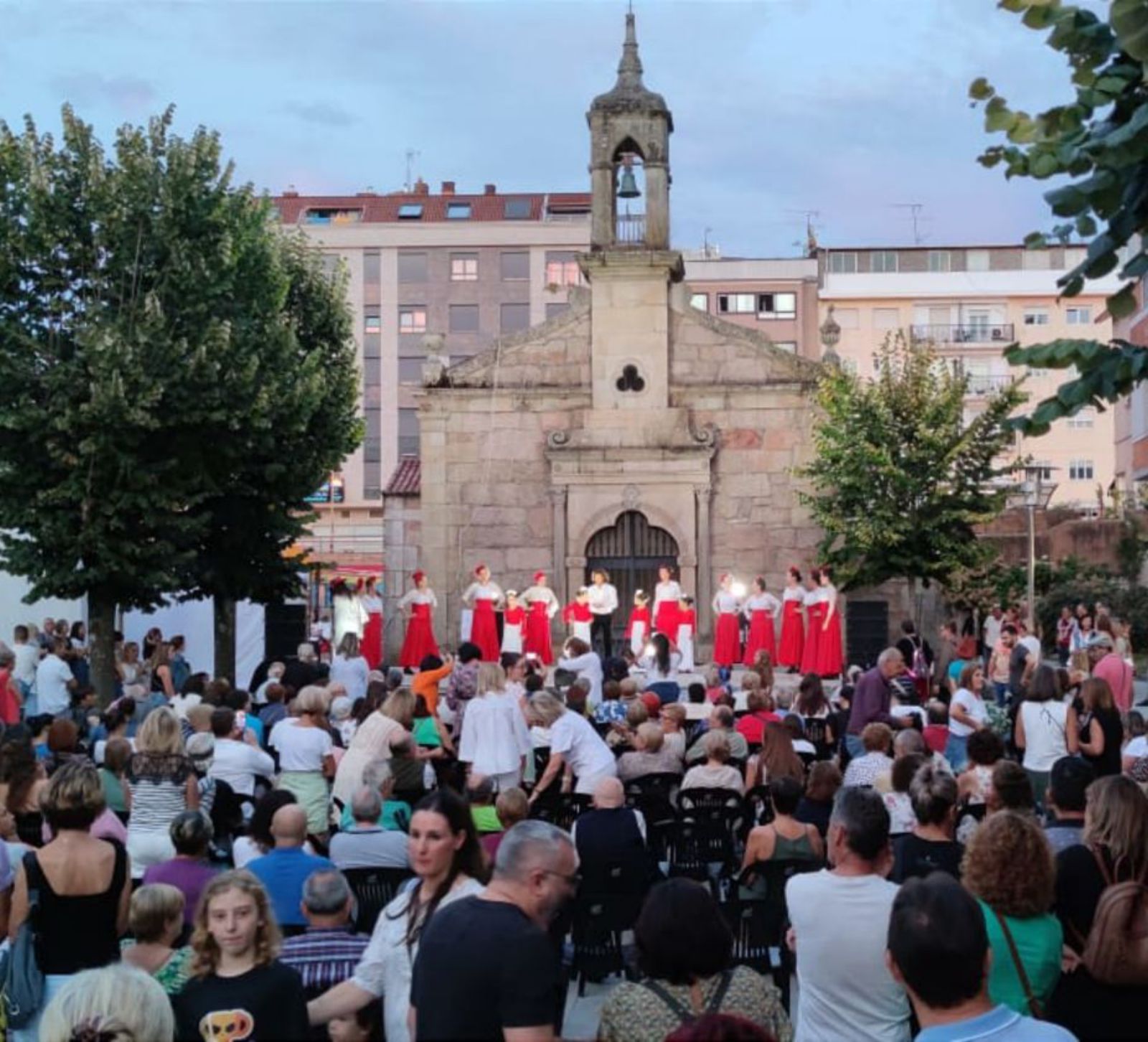 A Praza do Cristo acolleu o pasado sábado unha verbena andaluza.